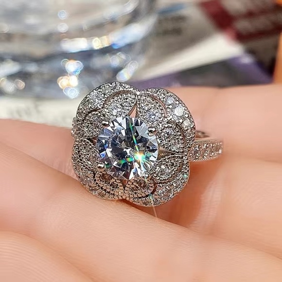 - - Moissanite & 14k Gold Vermiel Ring Size 7 1/2 - Picture 3 of 5